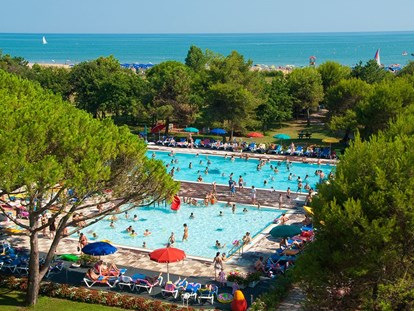 Luxuscamping - Gebetsroither - Bibione Pineda - Die Poolanlage - Camping Residence il Tridente - Gebetsroither Wohnwagen von Gebetsroither am Camping Residence il Tridente