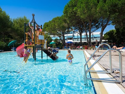 Luxuscamping - Gebetsroither - Venedig - Am Pool - Camping Residence il Tridente - Gebetsroither Wohnwagen von Gebetsroither am Camping Residence il Tridente