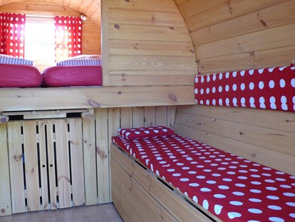 Luxuscamping - Art der Unterkunft: Schlaffass - Der Tisch ist in der Mitte Ausziehbar, zu Viert sitzt man hier gemütlich. - ostseequelle.camp Campingfässer (Schlafffässer)