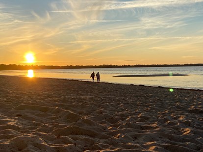 Luxuscamping - Preisniveau: günstig - Sonnenuntergang am Sandstrand - ostseequelle.camp Campingfässer (Schlafffässer)