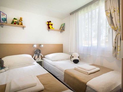 Luxuscamping - Hunde erlaubt - Mobilheim Family am Camping Valkanela - Schlafzimmer mit Einzelbetten - Maistra Camping Valkanela Mobilheim Family am Camping Valkanela
