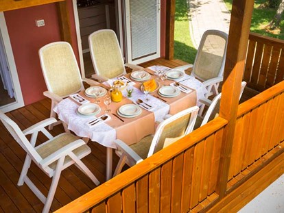 Luxuscamping - WC - Mobilheim Deluxe am Camping Valkanela - Terrasse - Maistra Camping Valkanela Mobilheim Deluxe am Camping Valkanela