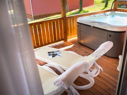 Luxuscamping - Mobilheim Deluxe am Camping Valkanela - Whirlpool und Liegestühle - Maistra Camping Valkanela Mobilheim Deluxe am Camping Valkanela