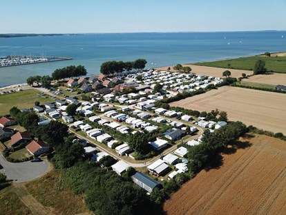 Luxuscamping - Parkplatz bei Unterkunft - Gelting - Mobilheime direkt an der Ostsee Mobilheim mit Seeblick