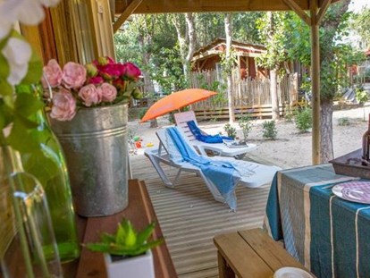 Luxuscamping - TV - Languedoc-Roussillon - Die Terrasse - Camping Le Sérignan Plage Cabane Jardin für 6 Personen am Camping Le Sérignan Plage
