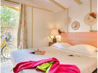 Luxuscamping - TV - Languedoc-Roussillon - Schlafzimmer mit Doppelbett - Camping Le Sérignan Plage Cabane Jardin für 6 Personen am Camping Le Sérignan Plage
