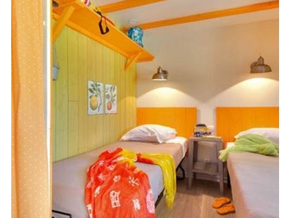 Luxuscamping - getrennte Schlafbereiche - Sérignan - Schlafzimmer mit zwei Einzelbetten - Camping Le Sérignan Plage Cabane Jardin für 6 Personen am Camping Le Sérignan Plage