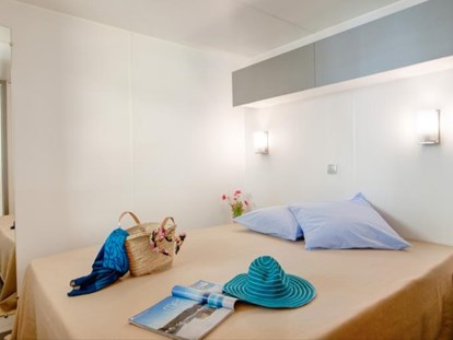 Luxuscamping - Gartenmöbel - Hérault - Schlafzimmer mit Doppelbett - Camping Le Sérignan Plage Cottage Patio für 7 Personen am Camping Le Sérignan Plage