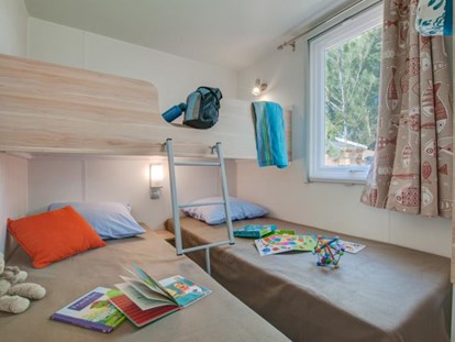 Luxuscamping - TV - Languedoc-Roussillon - Schlafzimmer mit Einzelbetten - Camping Le Sérignan Plage Cottage Patio für 7 Personen am Camping Le Sérignan Plage
