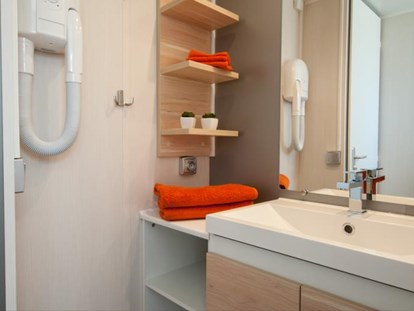 Luxuscamping - WC - Hérault - Das Bad - Camping Le Sérignan Plage Cottage Patio für 7 Personen am Camping Le Sérignan Plage