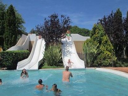 Luxuscamping - getrennte Schlafbereiche - Sérignan - Toller Pool mit Rutschen - Camping Le Sérignan Plage Cottage Patio für 7 Personen am Camping Le Sérignan Plage