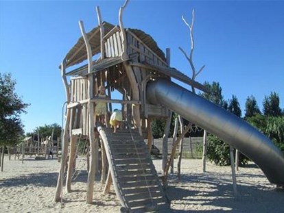 Luxuscamping - TV - Languedoc-Roussillon - Toller Spieleturm - Camping Le Sérignan Plage Cottage Patio für 7 Personen am Camping Le Sérignan Plage