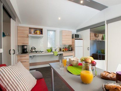 Luxuscamping - Kochmöglichkeit - Béziers - Küche und Wohnraum - Camping Le Sérignan Plage Cottage "PMR" für 4 Personen am Camping Le Sérignan Plage