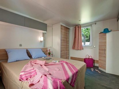 Luxuscamping - Dusche - Béziers - Schlafzimmer mit Doppelbett - Camping Le Sérignan Plage Cottage "PMR" für 4 Personen am Camping Le Sérignan Plage
