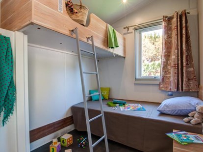 Luxuscamping - Terrasse - Béziers - Zimmer mit zwei Einzelbetten - Camping Le Sérignan Plage Cottage "PMR" für 4 Personen am Camping Le Sérignan Plage