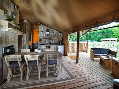 Luxuscamping - Kochmöglichkeit - Unser großes Glampingzelt Yakari mit Blick auf den Spielplatz - Campingpark Heidewald Campingpark Heidewald