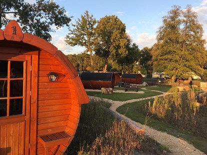Luxuscamping - Dusche - Schlaffässer mit schöner Anlage und alter Baumbestand runden das Dorfambiente ab. - Campingpark Heidewald Campingpark Heidewald