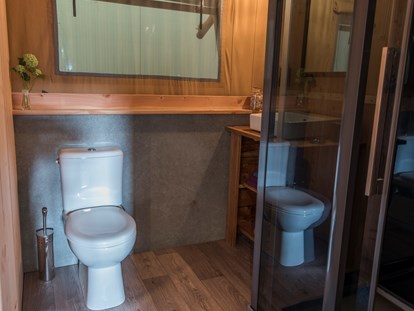 Luxuscamping - Dusche - Die Badezimmer der Safarizelte sind geräumig und mit Dusche, Waschbecken und WC ausgestattet.  - Campingpark Heidewald Campingpark Heidewald