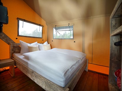Luxuscamping - Gefrierschrank - Doppelbett im Safarizelt.....lädt zum Träumen ein! - Campingpark Heidewald Campingpark Heidewald