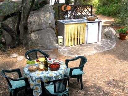 Luxuscamping - Unterkunft alleinstehend - Essplatz und Küche unter schattigen Wildoliven - Königszelt in Sardinien Königszelt in Sardinien