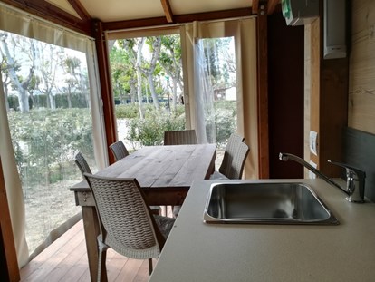 Luxuscamping - Terrasse - Adria - Eurcamping Mini Lodge Lagrein Plus auf  Eurcamping 
