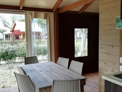 Luxuscamping - Terrasse - Roseto degli Abruzzi Provinz von Teramo - Eurcamping Mini Lodge Lagrein Plus auf  Eurcamping 