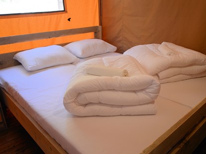 Luxuscamping - getrennte Schlafbereiche - Bett - Camping Baldarin Glamping-Zelte auf Camping Baldarin