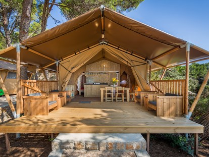 Luxuscamping - Sonnenliegen - Glamping Premium Tent - Camping Baldarin Glamping-Zelte auf Camping Baldarin