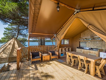 Luxuscamping - Terrasse - Nerezine - Interier - Camping Baldarin Glamping-Zelte auf Camping Baldarin