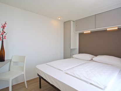 Luxuscamping - Kühlschrank - Bett - Camping Cikat Mobilheime Typ C auf Camping Cikat