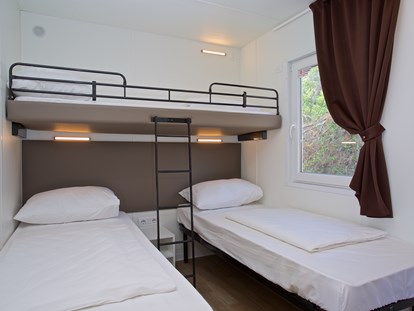 Luxuscamping - getrennte Schlafbereiche - Schlafzimmer  - Camping Cikat Mobilheime Typ C auf Camping Cikat