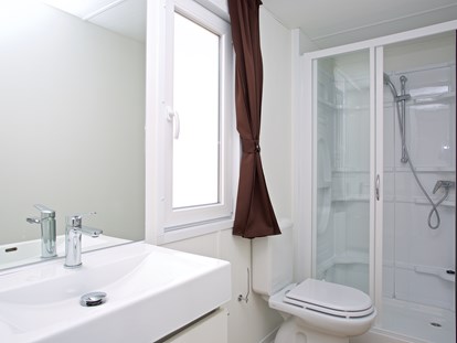 Luxuscamping - Dusche - Badezimmer - Camping Cikat Mobilheime Typ C auf Camping Cikat
