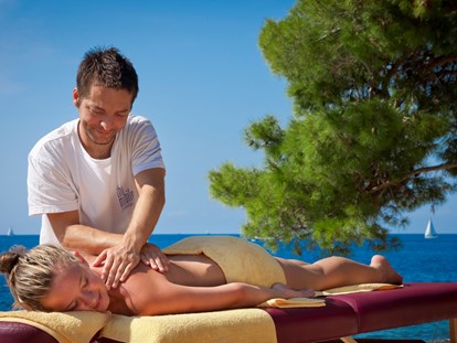Luxuscamping - Gartenmöbel - Massage - Camping Cikat Mobilheime Typ C auf Camping Cikat