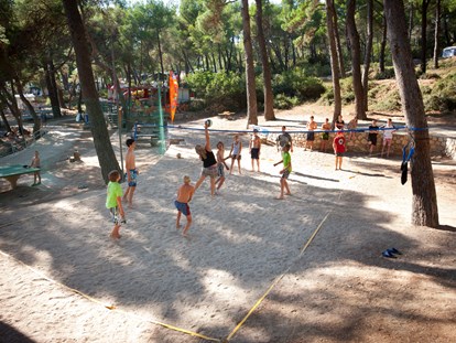 Luxuscamping - Gartenmöbel - Volleyball - Camping Cikat Mobilheime Typ C auf Camping Cikat