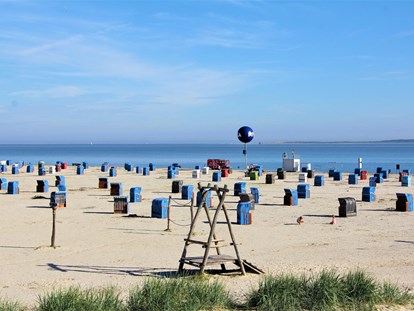 Luxuscamping - Kochutensilien - Nordsee - Strand Dornumersiel - Nordseestrand in Dornumersiel Pipowagen auf dem Campingplatz am Nordseestrand in Dornumersiel