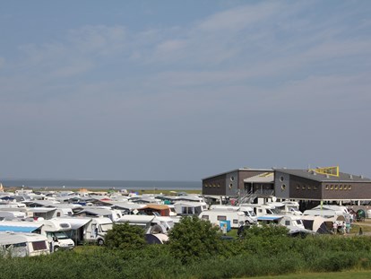 Luxuscamping - Preisniveau: günstig - Ostfriesland - Der Campingplatz am Nordseestrand in Dornumersiel - Nordseestrand in Dornumersiel Pipowagen auf dem Campingplatz am Nordseestrand in Dornumersiel
