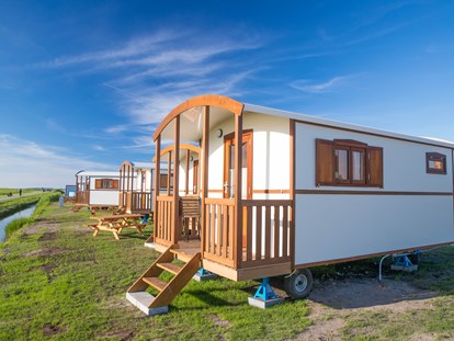 Luxuscamping - Preisniveau: günstig - Nordseeküste - Nordseestrand in Dornumersiel Pipowagen auf dem Campingplatz am Nordseestrand in Dornumersiel