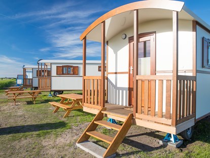 Luxuscamping - Preisniveau: günstig - Deutschland - Nordseestrand in Dornumersiel Pipowagen auf dem Campingplatz am Nordseestrand in Dornumersiel