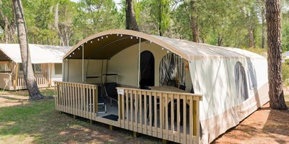Luxuscamping - Gartenmöbel - Poreč/Tar - Camping Resort Lanterna - Suncamp SunLodge Aspen von Suncamp auf Camping Resort Lanterna