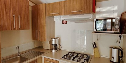Luxuscamping - Klimaanlage - Toskana - Küche mit guter Ausstattung - Campeggio Barco Reale - Suncamp SunLodge Maple von Suncamp auf Campeggio Barco Reale