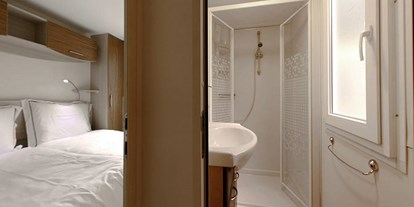 Luxuscamping - Sonnenliegen - Toskana - Badezimmer und Schlafzimmer - Campeggio Barco Reale - Suncamp SunLodge Maple von Suncamp auf Campeggio Barco Reale