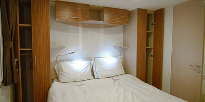 Luxuscamping - getrennte Schlafbereiche - Lucca - Pisa - Doppelbett - Campeggio Barco Reale - Suncamp SunLodge Maple von Suncamp auf Campeggio Barco Reale