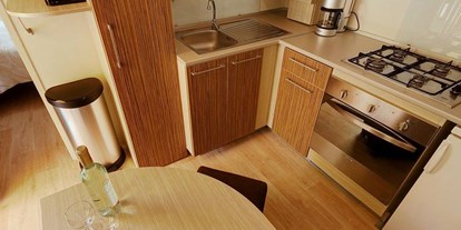 Luxuscamping - Dusche - Lamporecchio - Küche mit Esstisch - Campeggio Barco Reale - Suncamp SunLodge Maple von Suncamp auf Campeggio Barco Reale