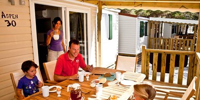 Luxuscamping - Dusche - Costa Smeralda - Aspen Mobilheim mit Veranda - Camping Baia Blu La Tortuga - Suncamp SunLodge Aspen von Suncamp auf Camping Baia Blu La Tortuga