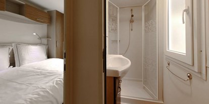 Luxuscamping - Klimaanlage - Gardasee - Schlafzimmer und Badezimmer - Camping Cisano - Suncamp SunLodge Aspen von Suncamp auf Camping Cisano