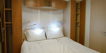 Luxuscamping - Klimaanlage - Funtana - Schlafzimmer mit Doppelbett - Camping Bijela Uvala - Suncamp SunLodge Sequoia von Suncamp auf Camping Bijela Uvala
