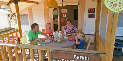 Luxuscamping - Dalmatien - Veranda - Solaris Camping Beach Resort - Suncamp SunLodge Safari von Suncamp auf Solaris Camping Beach Resort