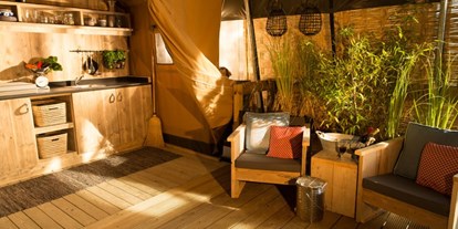 Luxuscamping - getrennte Schlafbereiche - Mali Losinj - Einrichtung mit Küche - Camping Village Poljana - Suncamp SunLodge Bintulu von Suncamp auf Camping Village Poljana