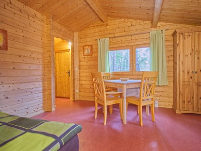 Luxuscamping - Preisniveau: günstig - Seenplatte - Wohnraum - Naturcampingpark Rehberge Ferienhaus Rosalie am Wurlsee - Naturcampingpark Rehberge