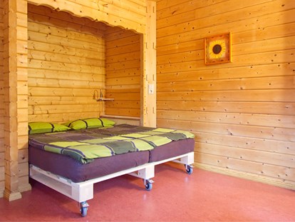 Luxury camping - Gartenmöbel - Vorpommern - Doppelbett (160 x 200) - Naturcampingpark Rehberge Ferienhaus Rosalie am Wurlsee - Naturcampingpark Rehberge